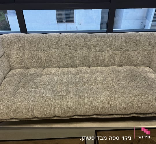 ספה אפורה עם ריפוד מרופד, ללא כתמים נראים לעין